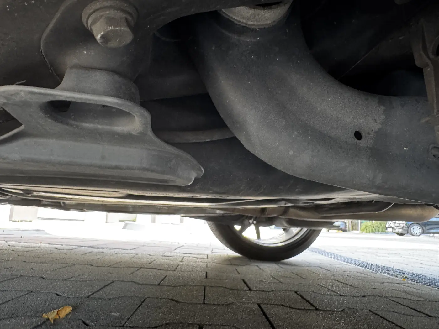 Skúsený technik s diagnostickým vybavením pri preverení auta